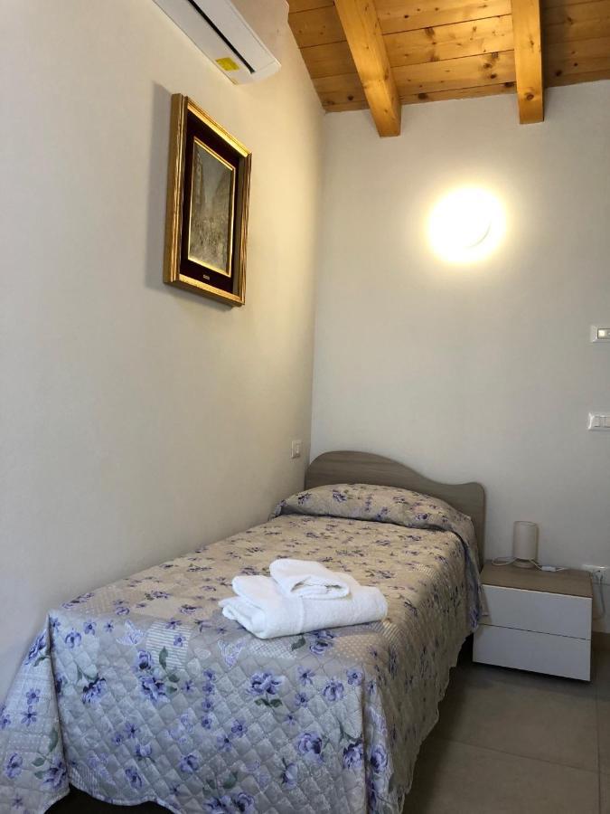 La Casa Della Ada Hotel Castelnuovo del Garda Bagian luar foto